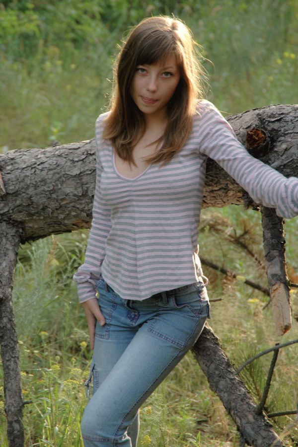 Naked babe masturbates on tree