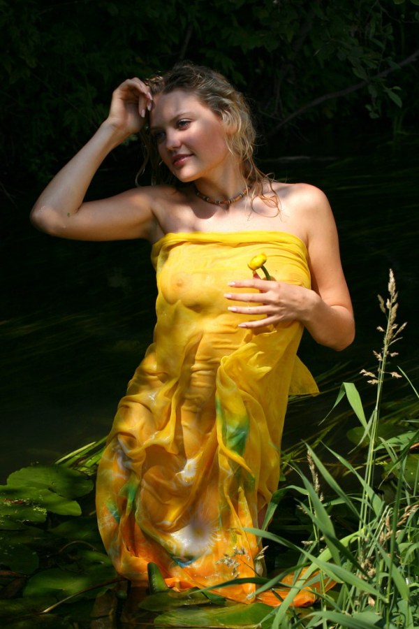 Hottie masturbates in garden