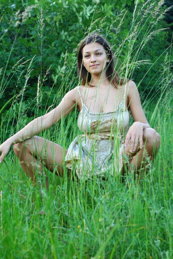 Showing tits and pussy outside