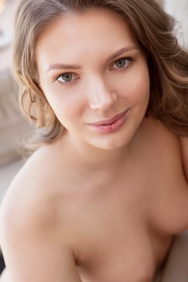 Hottie satisfies herself on the couch