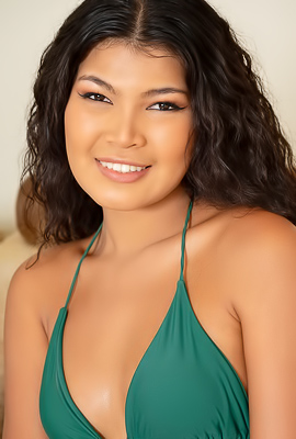 Rosah & Kathai Spread Wide To Flaunt Her Plump-lipped Pussy